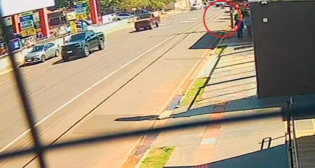 Batida foi tão violenta que idoso teve a língua dilacerada; partes ficaram presas no pneu da moto