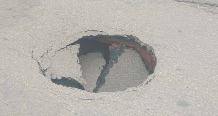 Buraco chegou a ser sinalizado com galhos por moradores