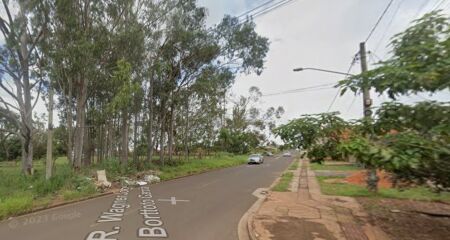 Dois homens em caminhonete batem em azulejador