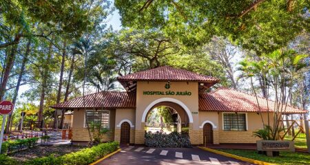 Sem salário, sem carteira assinada e sem respostas, cerca de 130 trabalhadores foram desligados de hospital e culpam Adriane