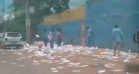 Motorista flagra cena de sujeira e afirma que acontece todo ano