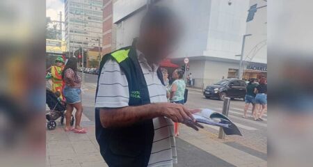 Fiscal da prefeitura pede que todos os vendedores se retirem do local