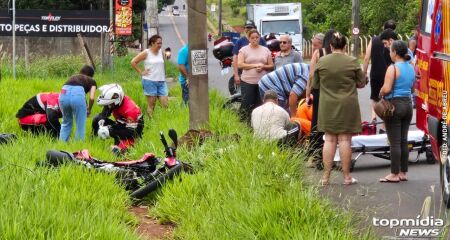 Jovem de 18 anos sofreu lesão no tornozelo após carro fazer conversão proibida e atingir motocicleta