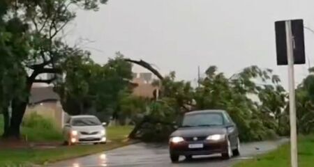 No mesmo bairro, água deixa rua sem asfalto intransitável