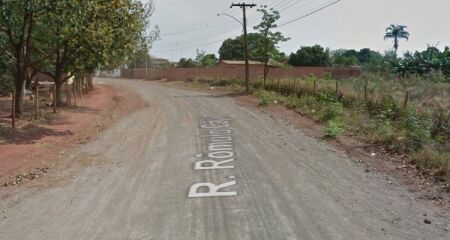 Rua onde suspeito abandonou veículo em movimento e fugiu para terreno