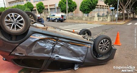 Acidente no centro de Campo Grande deixa carro capotado
