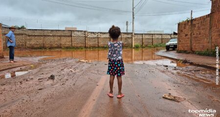 Água traz enchente em cruzamento problemático e população precisa resolver com as próprias mãos