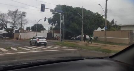 Pedaços dos veículos eram recolhidos do meio da pista pelos agentes