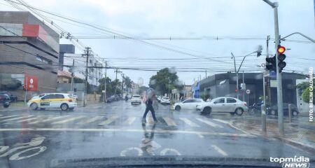 Dia amanhece chuvoso na capital