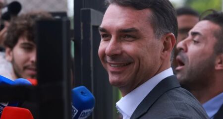 Flávio Bolsonaro visitou o pai pela primeira vez após confirmar, na última sexta-feira, sua pré-candidatura à Presidência da República