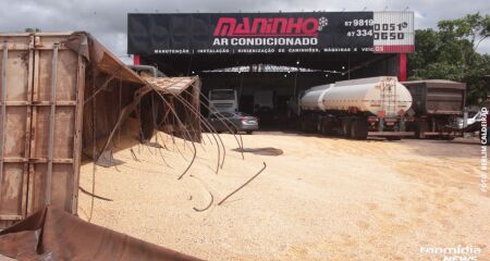 Carga espalhada e veículo tombado após carreta perder o controle e atingir ônibus do Exército no Macroanel