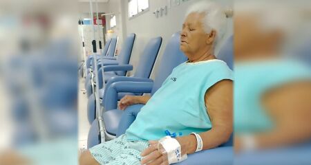 Idosa com câncer raro enfrenta demora de vagas para tratamento oncológico no Hospital Regional