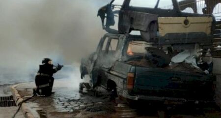 Chamas destruíram a caminhonete usada como moradia em frente ao ferro-velho