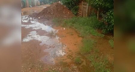 Idoso de 74 anos, em tratamento por lesão nas pernas, já sofreu duas quedas após obra deixar montanha de terra bloqueando o portão