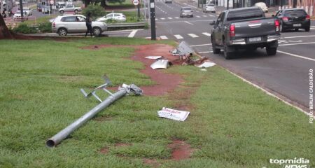 Radar na Afonso Pena é derrubado com acidente de carro
