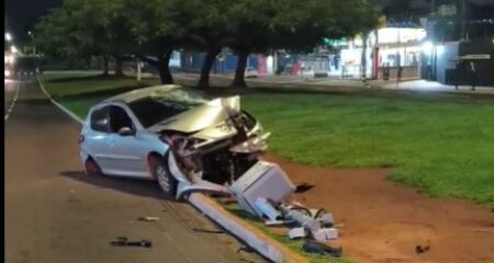 Carro fica completamente destruído ao bater em radar eletrônico na Afonso Pena
