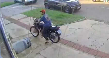 Moto é furtada em frente a barbearia
