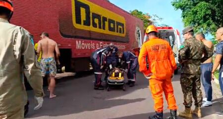 Vítima foi socorrida com suspeita de fratura na perna