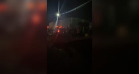 O caminhão estava estacionado no pátio de um posto de combustível na BR-163