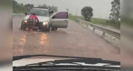 Ponte fica completamente alagada após chuvas