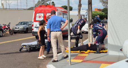 Prisma invade cruzamento preferencial e HB20 passa em alta velocidade