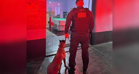 Dupla foi detida após denúncias anônimas apontarem práticas ilícitas em ponto de prostituição