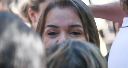 Se esconde do quê Adriane?