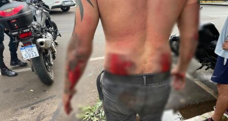 Durante a queda, a moto ainda atingiu um veículo que estava estacionado