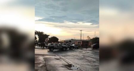Várias viaturas da PM foram acionadas para conter o tumulto no bairro Aero Rancho