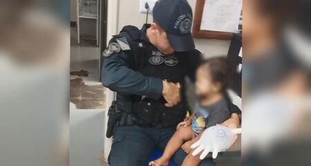 Equipe que prestou atendimentos precisou improvisar 'brinquedo' para crian&ccedil;a
