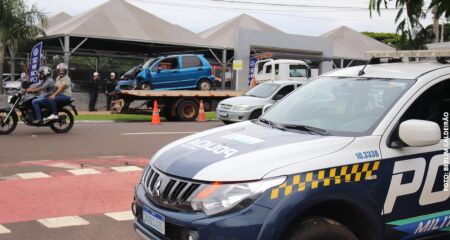 Motorista bate em poste na avenida Afonso Pena