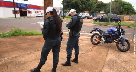 Motociclsta e garupa s&atilde;o atingidos por Fiat Mob na Rua !4 de Julho