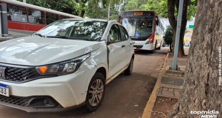 Motorista de aplicativo invade corredor de &ocirc;nibus e causa acidente na Rua Rui Barbosa