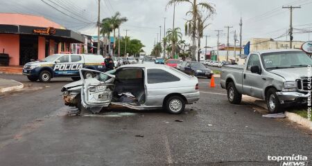 Motorista invade prefer&ecirc;ncial e causa acidente na Avenida Manoel da Costa Lima 