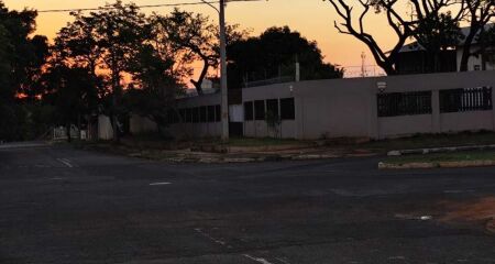 Moradores enfrentam o medo de passar pela Rua Manoel Garcia de Souza &agrave; noite por causa da escurid&atilde;o 