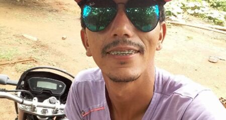 Jovem foi executado dentro da casa de um amigo 