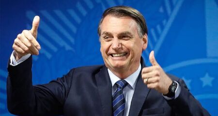 Ex-presidente segue internado 
