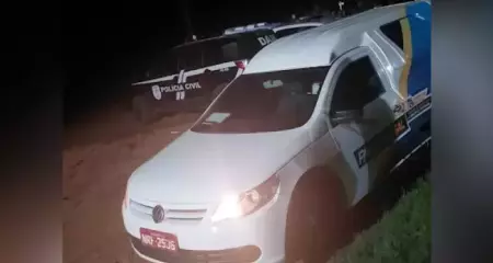 Equipes da per&iacute;cia no local do crime