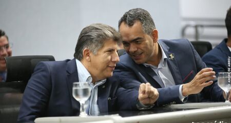 Sandro se mostra subserviente a L&iacute;dio 