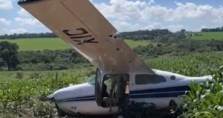 A aeronave Cessna 210 apresentou problemas mec&acirc;nicos durante o voo e precisou pousar em uma planta&ccedil;&atilde;o de milho