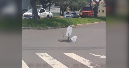 Buraco na Avenida Tamandar&eacute; &eacute; sinalizado com isopor por popula&ccedil;&atilde;o em Campo Grande 