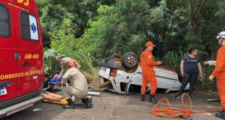 Crian&ccedil;a teria ficado presa &agrave;s ferragens; bombeiros est&atilde;o no local