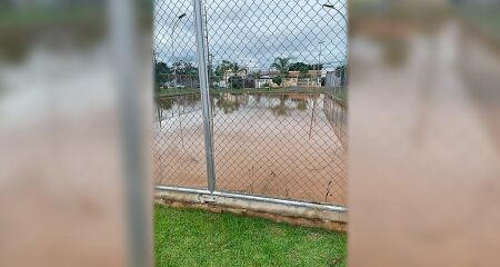A quadra fica alagada sempre que chove 
