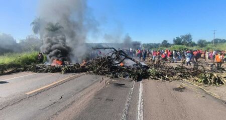 Servi&ccedil;os essenciais passam em meio ao fogo de protesto na BR-163