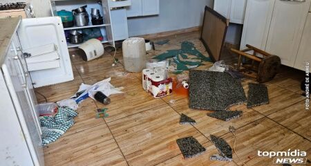 Os m&oacute;veis da casa foram destru&iacute;dos durante a invas&atilde;o 