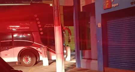 Ve&iacute;culo atingiu estrutura de im&oacute;vel ao tentar fazer rotat&oacute;ria