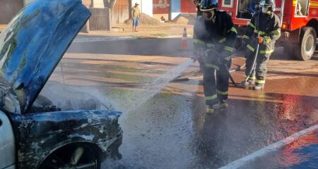 Ve&iacute;culo pega fogo no meio de avenida de Aquidauana