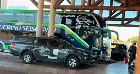 A pessoa que transportava o material ainda n&atilde;o foi identificada 