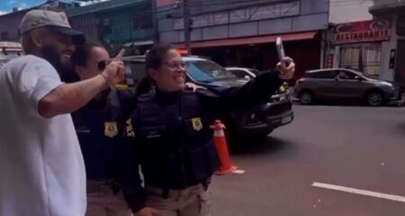De passagem por 'Camp&atilde;o', nem pol&iacute;cia resistiu a pedir foto
