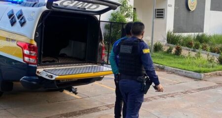 Suspeito foi conduzido algemado pra a delegacia 